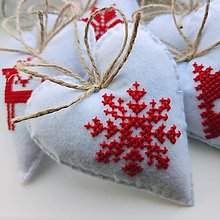 Dekorácie - Vianočné srdiečka s krížikovým motívom (snehová vločka) - 15873464_