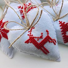 Dekorácie - Vianočné srdiečka s krížikovým motívom (jeleň) - 15873470_