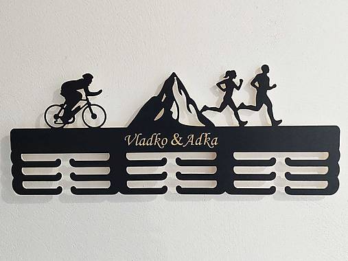 Personifikovaný vešiak na medaily ŠPORT hory maľovaný 55cm + gravírovanie