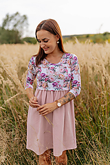 Šaty na dojčenie s nazberkanou sukňou – ružové pivonky