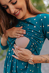 Oblečenie na dojčenie - Teplákové MIDI šaty na dojčenie s vreckami – zlaté srdiečka na petrolejovej - 15872786_