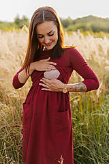 Oblečenie na dojčenie - Teplákové MIDI šaty na dojčenie s vreckami – bordové - 15872832_