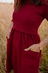 Oblečenie na dojčenie - Teplákové MIDI šaty na dojčenie s vreckami – bordové - 15872834_