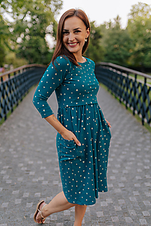 Oblečenie na dojčenie - Teplákové MIDI šaty na dojčenie s vreckami – zlaté srdiečka na petrolejovej (M) - 15872785_