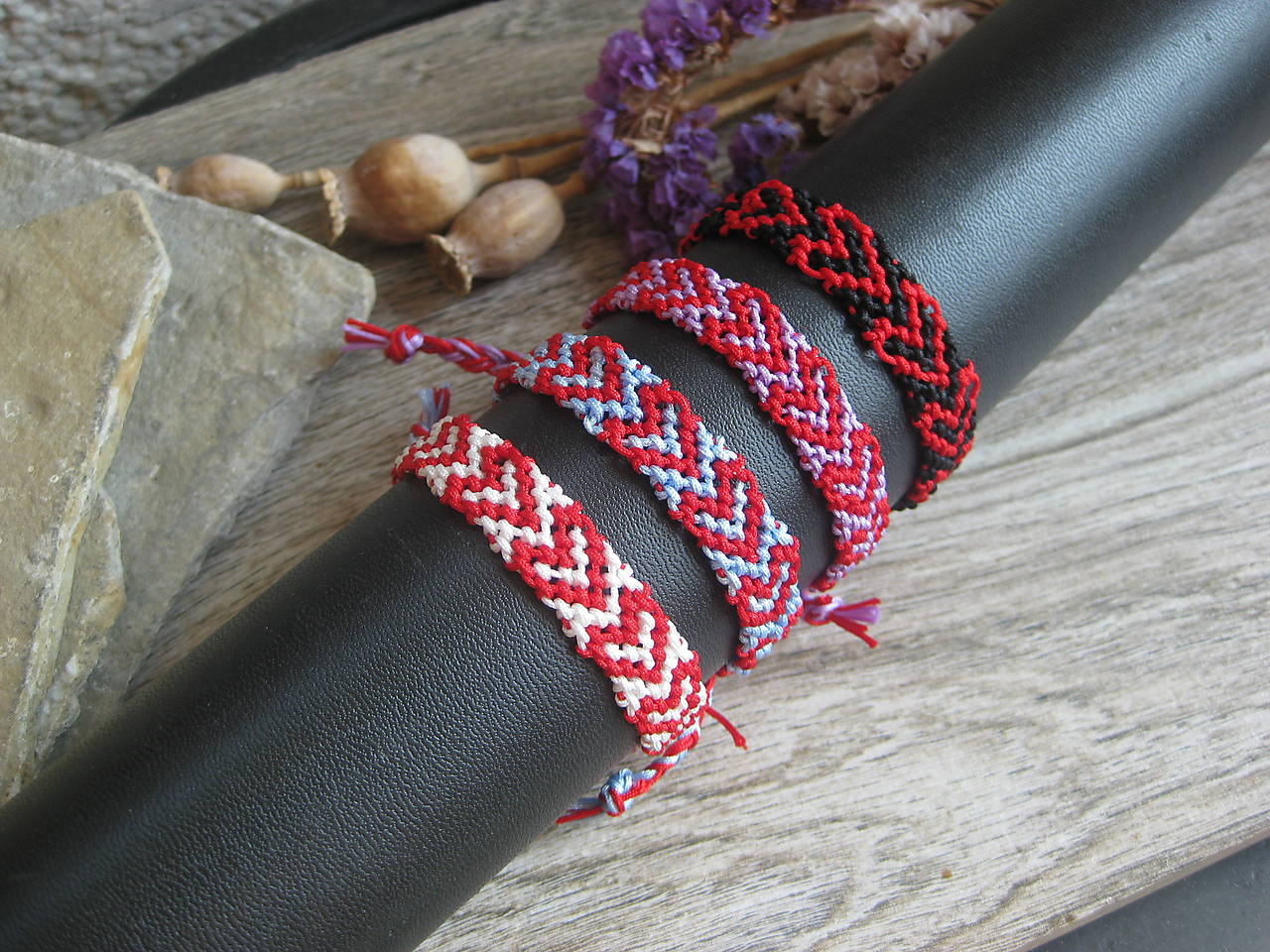 Pletený makramé náramok priateľstva srdiečkový