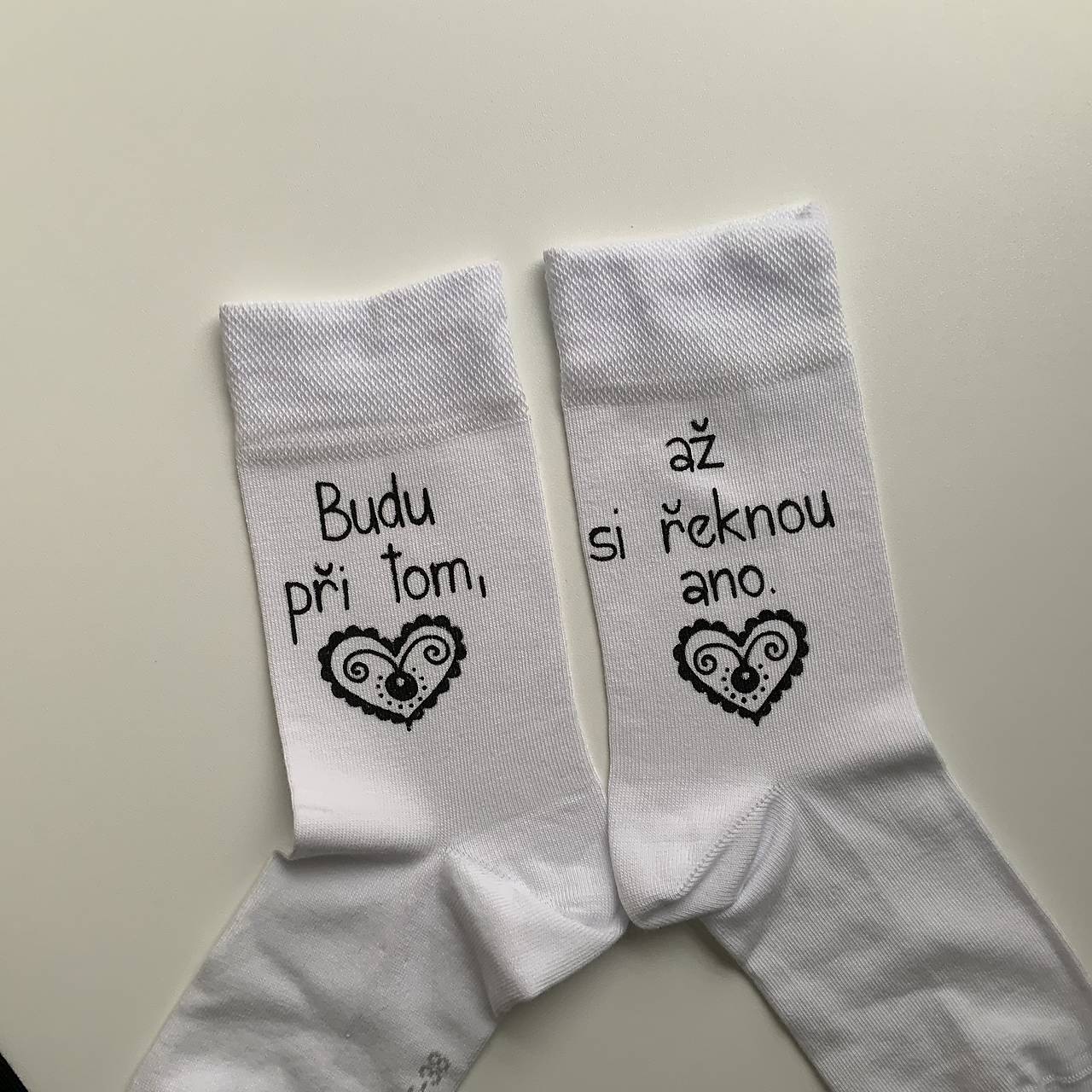 Maľované ponožky (pre svedkyňu biele s textom v češtine)