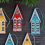 Dekorácie - Drevené vianočné ozdoby - domčeky (6ks) - 15877111_