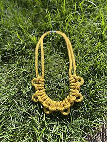 Náhrdelníky - Makramé náhrdelník - kvet (Žltá) - 15876546_