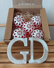 Dekorácie - Závesné dekorácie/háčkované vianočné gule (Biele + priesvitná červená plastová guľa) - 15875253_