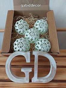 Dekorácie - Závesné dekorácie/háčkované vianočné gule (Biele + priesvitná bledúčko zelená plastová guľa) - 15875270_