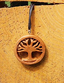 Komponenty - Prívesok drevený na koži - ručne vyrezávaný Strom života - 15875345_