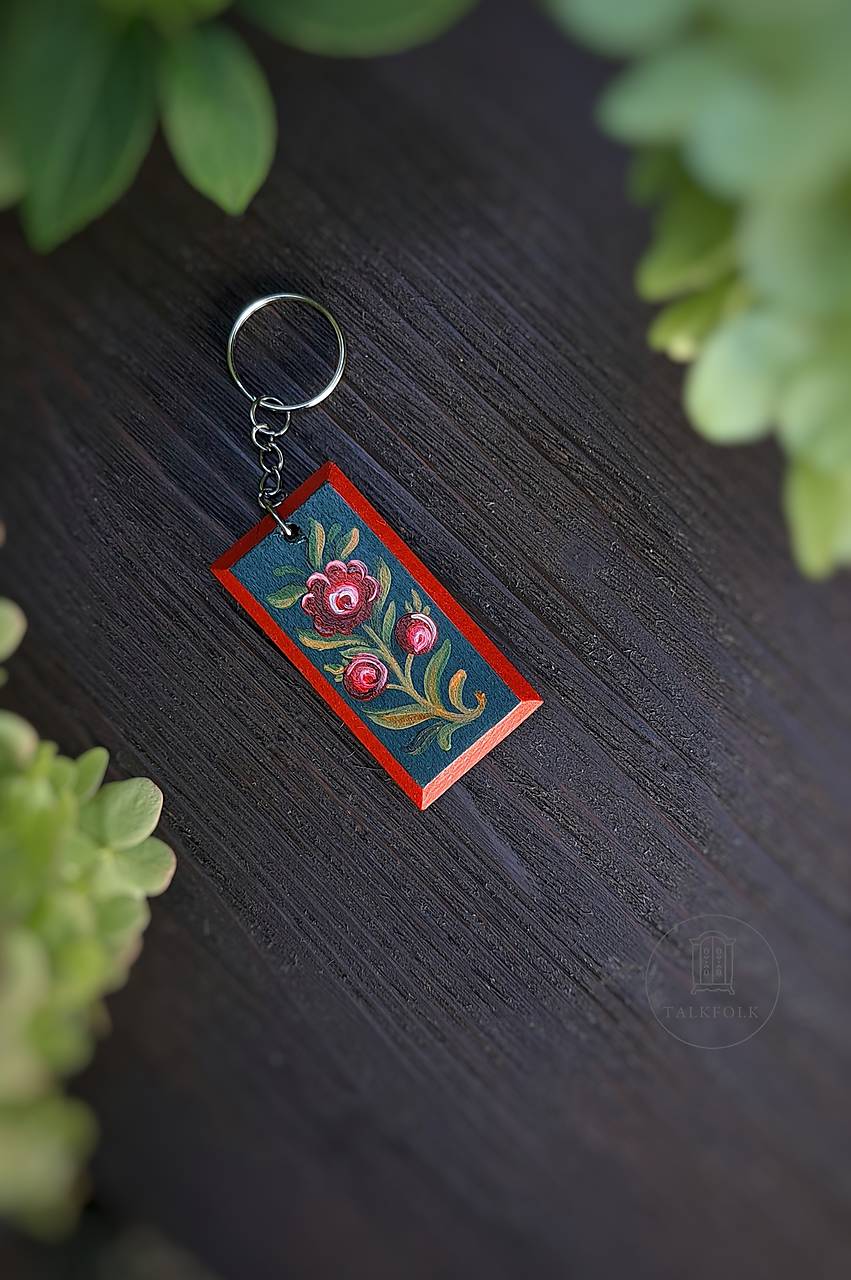 Drevená maľovaná kľúčenka - zelená/oranžová 