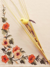 Úžitkový textil - Obrus: Kvety, ručne vyšívaný, 75 x 68 cm - 14487801_