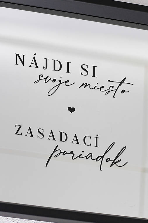 Úložné priestory & Organizácia - Vyrezávaná nálepka NADPIS - Nájdi si svoje miesto / Zasadací poriadok (Nálepka ČIERNA  " nájdi si svoje miesto" - 21x7cm) - 15878248_