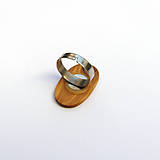 Prstene - Prsteň s dreveným očkom - olivovníkový suk - 15877597_