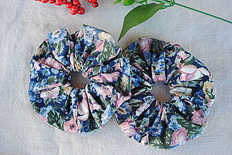 Ozdoby do vlasov - Scrunchie gumička modrá kvetinková - 15879360_