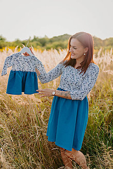 Šaty - Teplákové šaty na dojčenie - MAMA a DCÉRA – modré mini kvietky - 15886665_