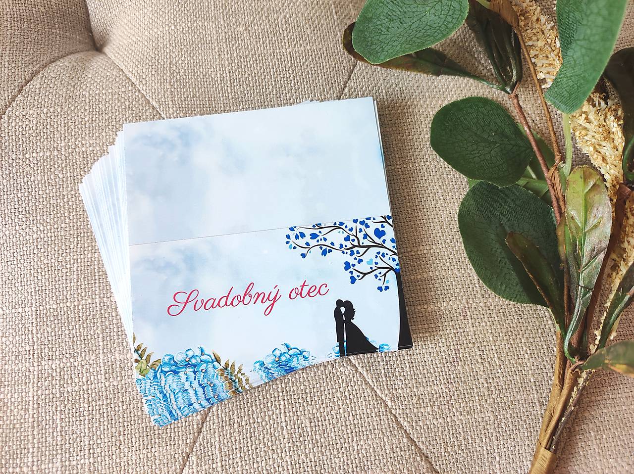 Skladacie / vizitkové menovky s modrým pozadím a hortenziami