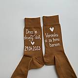 Ponožky, pančuchy, obuv - Maľované ponožky pre ženícha (horčicové s nápisom nad členkom)) - 15888092_