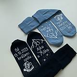 Ponožky, pančuchy, obuv - Maľované ponožky ako svadobný dar s turistickými topánkami a horami (svetlomodré + tmavomodré) - 15888117_