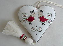 Dekorácie - Valentín -srdce vyšívané so strapcom-červený pásik- červené vtáčiky. - 15888315_