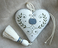 Dekorácie - Valentín -srdce vyšívané so strapcom-modrý pásik-modrý kvietok. - 15888320_