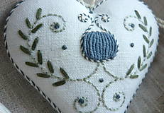 Dekorácie - Valentín -srdce vyšívané so strapcom-modrý pásik-modrý kvietok. - 15888321_