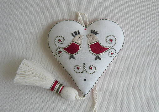 Valentín -srdce vyšívané so strapcom-červený pásik- červené vtáčiky.