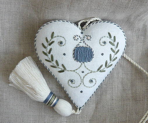 Valentín -srdce vyšívané so strapcom-modrý pásik-modrý kvietok.