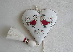 Dekorácie - Valentín -srdce vyšívané so strapcom-červený pásik- červené vtáčiky. - 15888317_