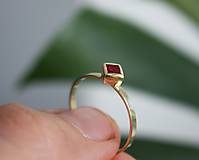 Prstene - Zlatý prsteň kocka - červený - 15888676_