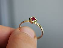 Prstene - Zlatý prsteň kocka - červený - 15888677_