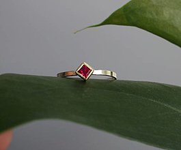 Prstene - Zlatý prsteň kocka - červený - 15888674_