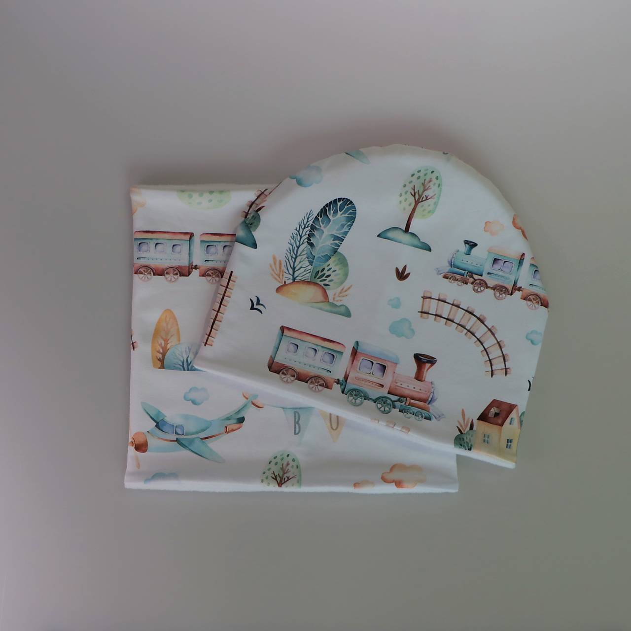Vláčik na bielej čiapka, nákrčník alebo set (Nákrčník vnútorná strana biely úplet)