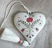 Dekorácie - valentín -srdce vyšívané so strapcom-béžový pásik- červený kvietok. - 15890678_
