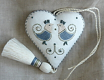 Dekorácie - Valentín -srdce vyšívané so strapcom-modrý pásik, modreé vtáčiky. - 15890680_