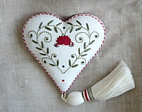 Dekorácie - Valentín -srdce vyšívané so strapcom-červený pásik- červený kvietok. - 15890684_
