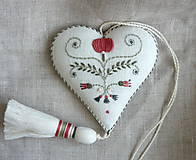 Dekorácie - Valentín -srdce vyšívané so strapcom-béžový pásik- červený kvietok. - 15891804_