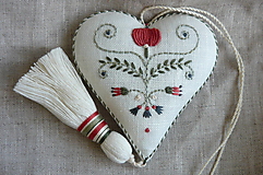 Dekorácie - Valentín -srdce vyšívané so strapcom-béžový pásik- červený kvietok. - 15891805_