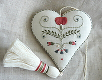 Dekorácie - Valentín -srdce vyšívané so strapcom-béžový pásik- červený kvietok. - 15891808_