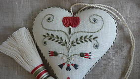 Dekorácie - Valentín -srdce vyšívané so strapcom-béžový pásik- červený kvietok. - 15891811_
