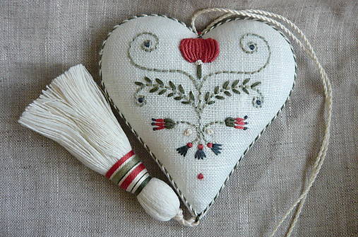 Valentín -srdce vyšívané so strapcom-béžový pásik- červený kvietok.