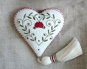 Dekorácie - Valentín -srdce vyšívané so strapcom-červený pásik- červený kvietok. - 15890684_