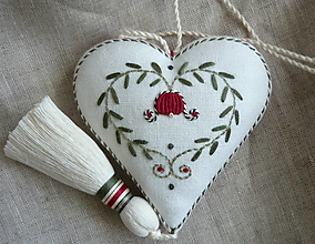 Dekorácie - Valentín -srdce vyšívané so strapcom-červený pásik- červený kvietok. - 15891856_