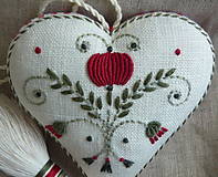 Dekorácie - Valentín-srdce vyšívané so strapcom-červený pásik- červený kvietok. - 15893048_