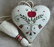 Dekorácie - Valentín-srdce vyšívané so strapcom-červený pásik- červený kvietok. - 15893049_