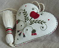 Dekorácie - Valentín-srdce vyšívané so strapcom-červený pásik- červený kvietok. - 15893050_