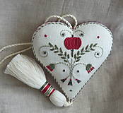 Dekorácie - Valentín-srdce vyšívané so strapcom-červený pásik- červený kvietok. - 15893051_