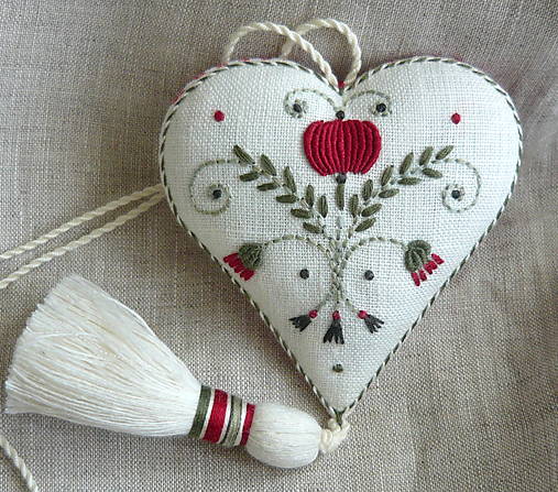 Valentín-srdce vyšívané so strapcom-červený pásik- červený kvietok.