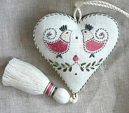 Dekorácie - Valentín -srdce vyšívané so strapcom-zelený pásik - ružové vtáčiky. - 15893056_